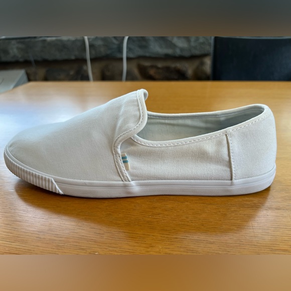 Toms White Canvas Slip Ons. Size-10. Comes with Dust bag.  Worn 2 or 3 times. - Picture 12 of 15